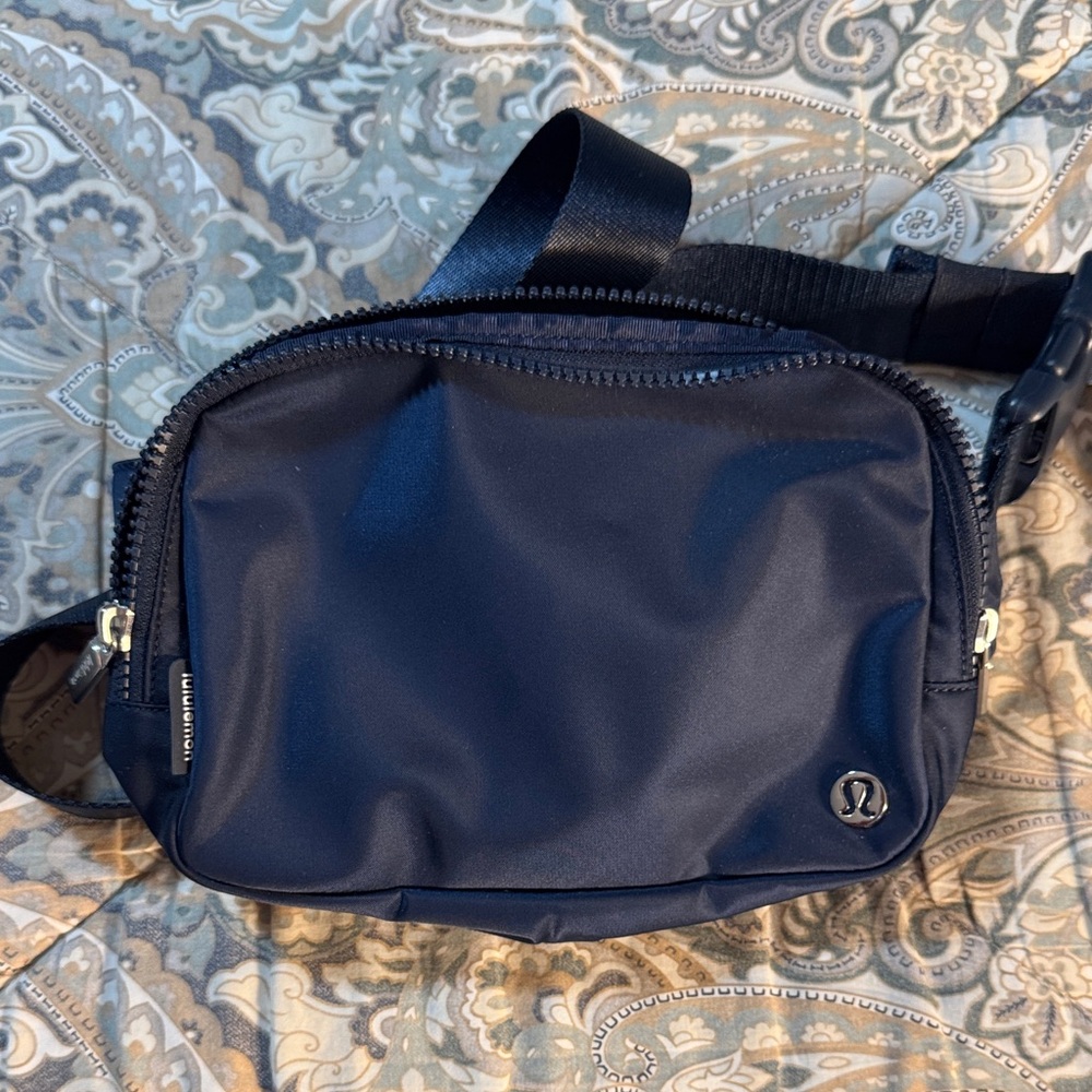 Lululemon Everywhere Large Navy Belt Bag 2L